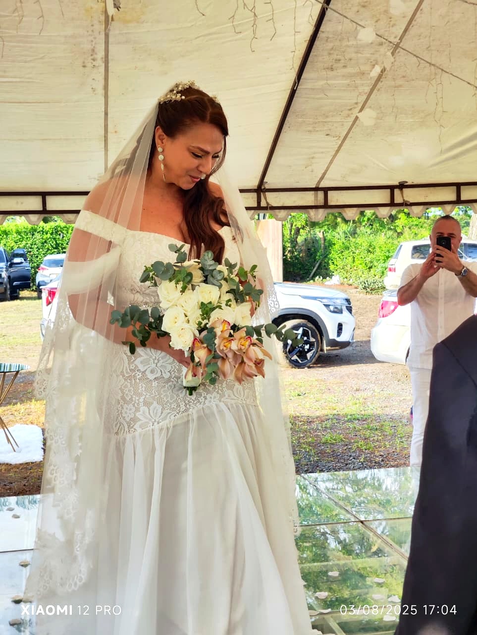 Novia con peinado y maquillaje de boda