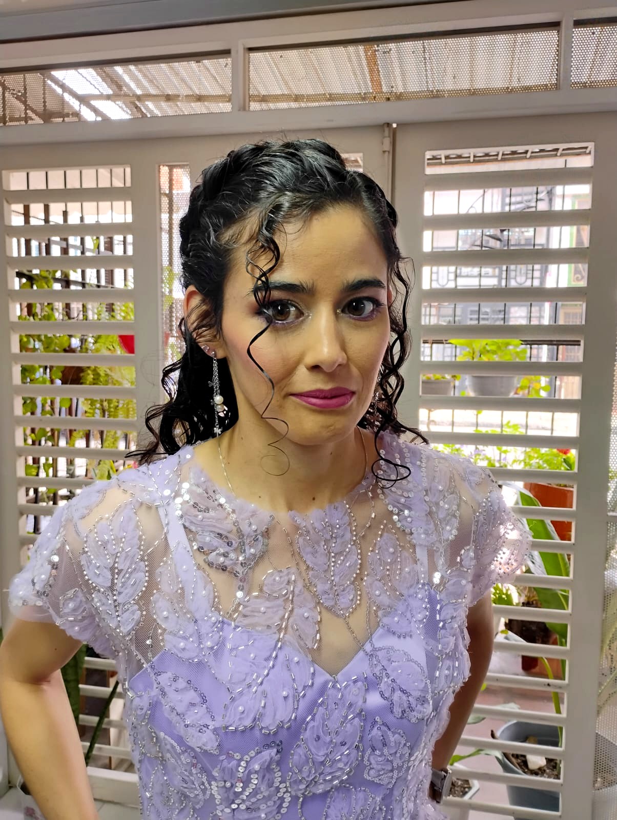 Peinado rizado semi-recogido quinceañera