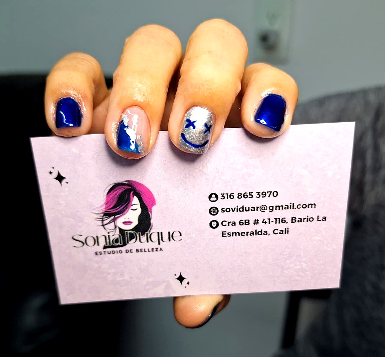 Uñas azul con diseño artístico