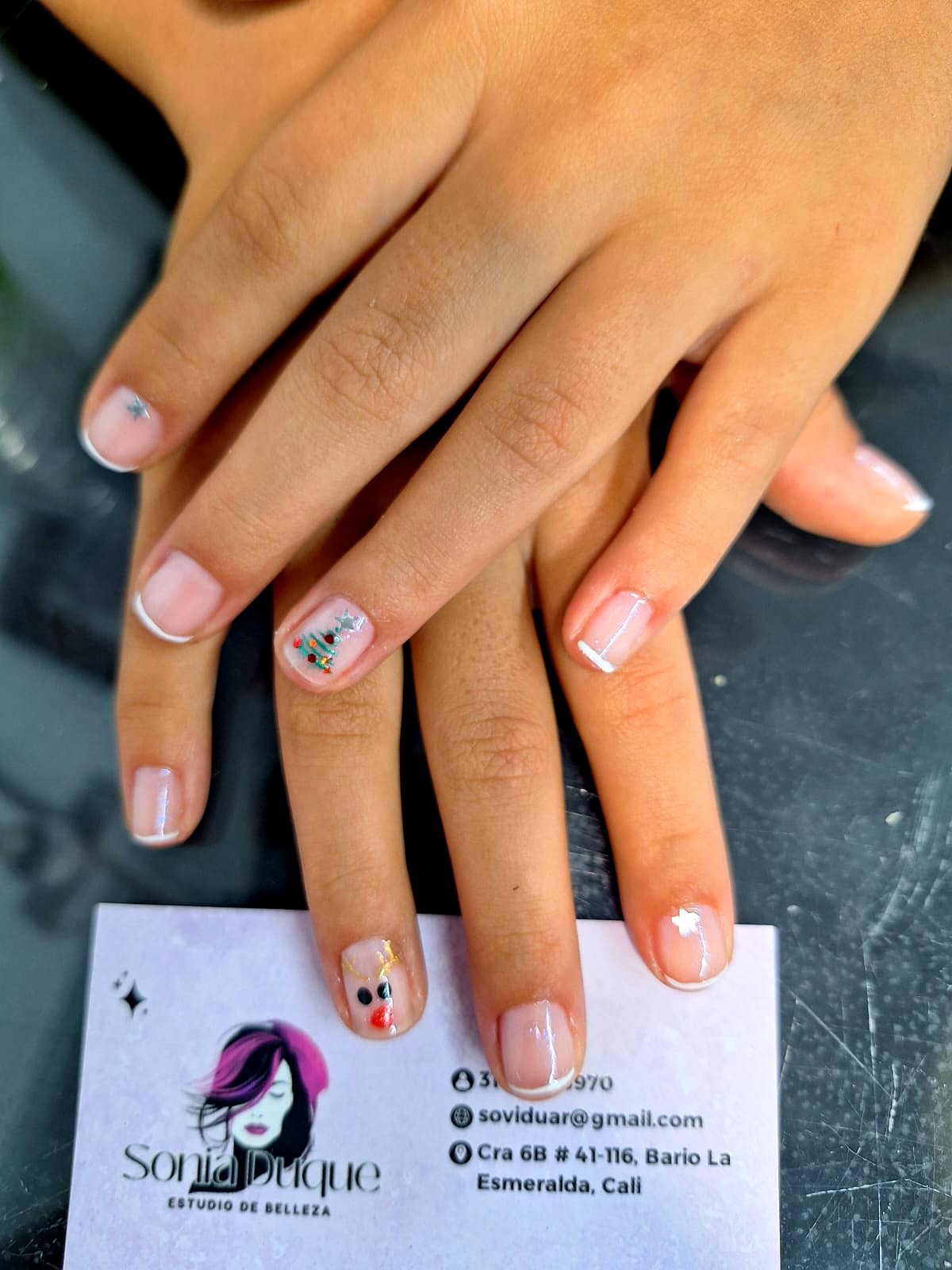 Manicure borgoña navidad